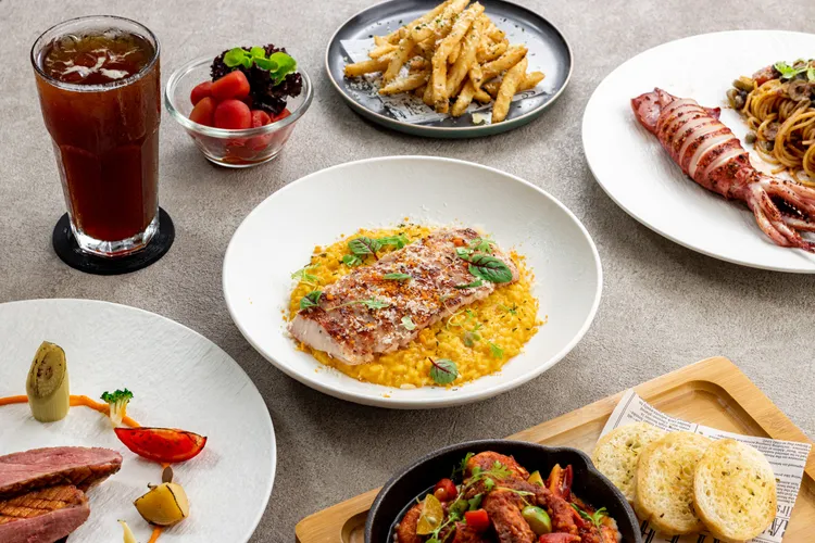 《無憂住含早晚餐》專案每晚 4900 元起，加 1 元享雙人晚餐組合，因應新菜單上市全面升級為質量兼具的晚餐精選料理。高雄英迪格酒店提供