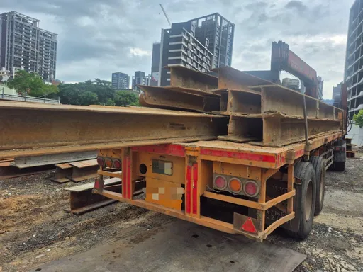 曳引車載運H型鋼超長!轉彎掃倒騎士 最高可罰18000元