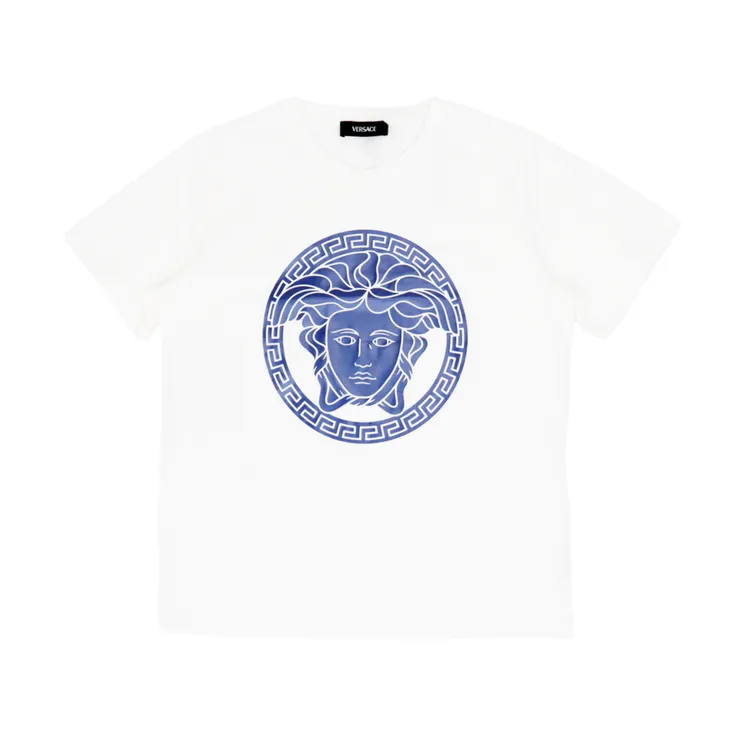 Young Versace Logo T恤，7280元。微風提供