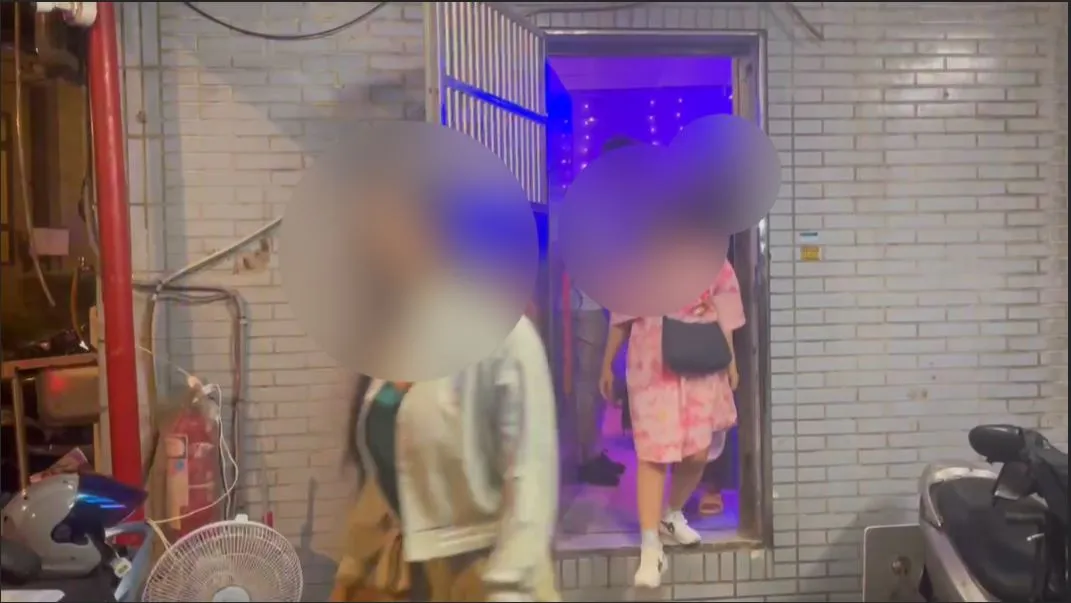 外籍女被带回警所。桃园警分局提供
