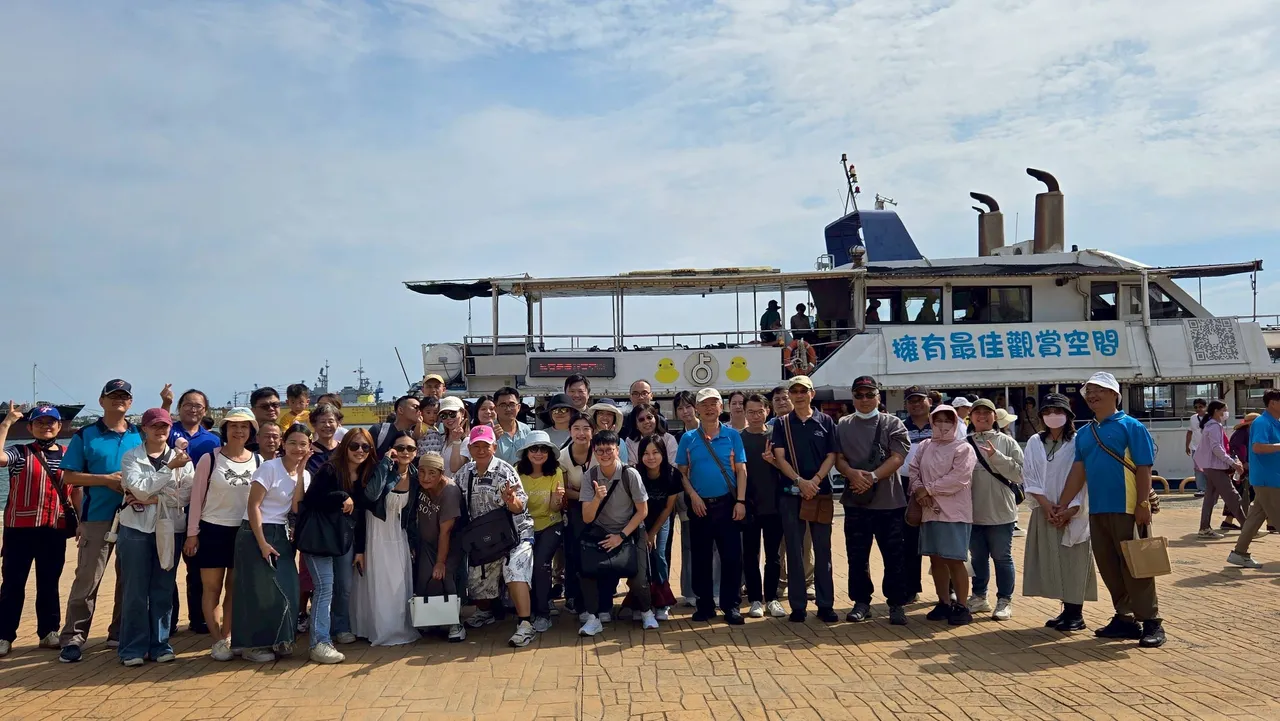 百餘位原民警察與眷屬同遊高雄港、棧貳庫等地,度過美好下午。高雄市警局提供