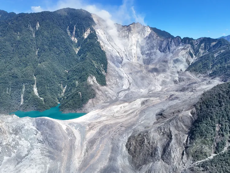 馬太鞍溪上游因大規模崩塌形成堰塞湖。林保署花蓮分署提供
