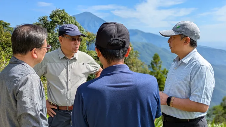 林保署人員前往山區監測堰塞湖。林保署花蓮分署提供