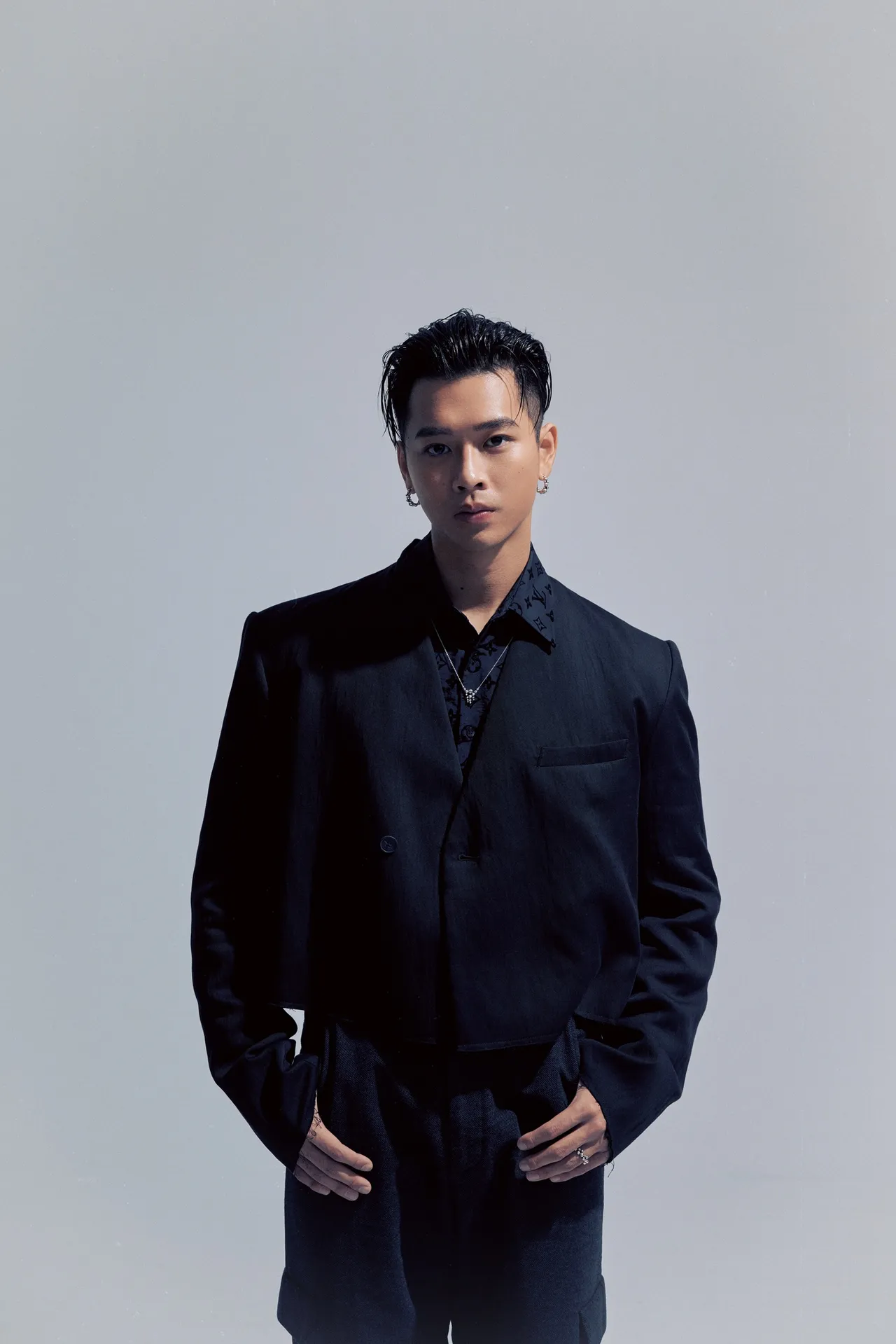 高尔宣满口爸爸经。龙大谢音乐提供