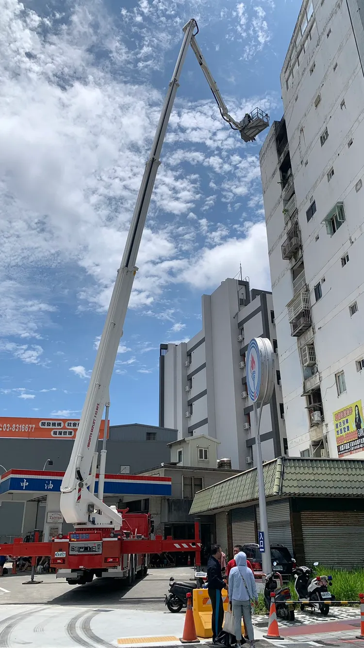 花蓮市國聯四路一棟住宅大樓發生火警消防局趕往滅火中。民眾提供