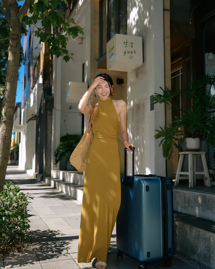 低調又具辨識度的灰藍色，替旅途增添時髦亮點。品牌提供