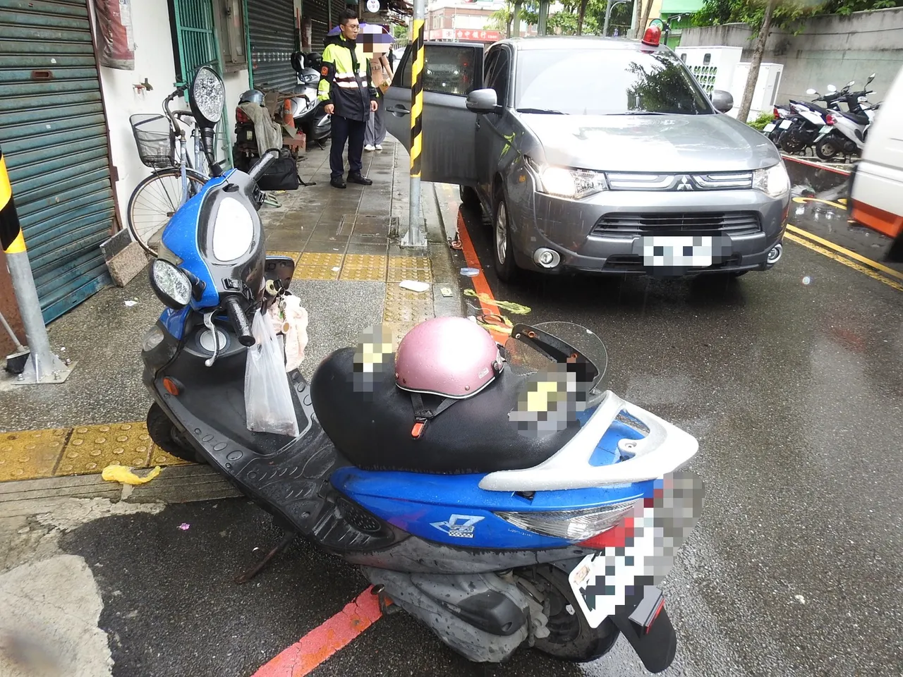 陳男所騎乘摩托車,原本是幫小吃店老闆協調,結果公親變事主,與賴姓客人大打出手。翻攝畫面