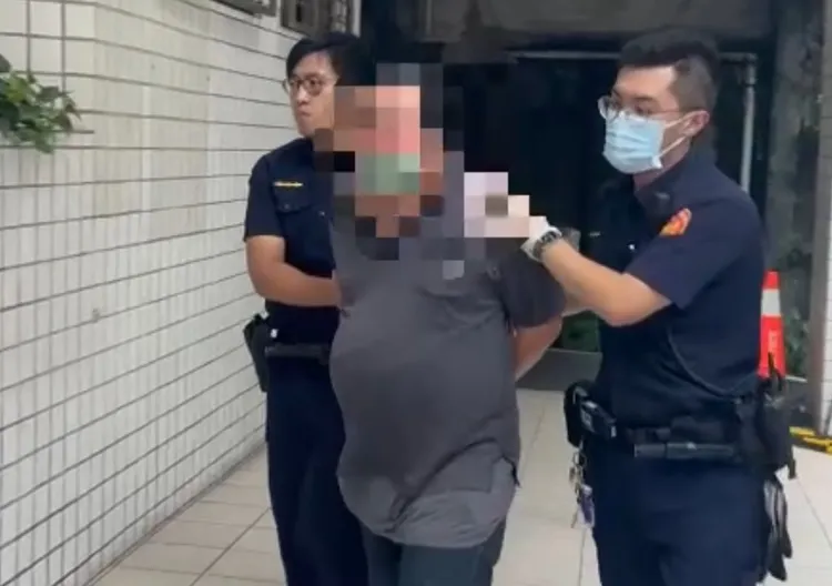 賴男拿安全帽反擊打72歲陳男，疑似用力過猛將其打到一度失去呼吸意識。翻攝畫面