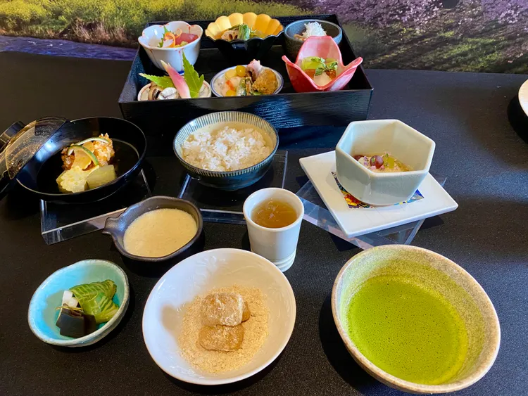 午間套餐可吃到煮物「茶湯米菓太刀魚」、德川家康命名的「安倍川麻糬」等餐點。莊偉祺攝