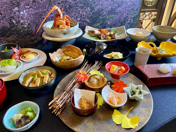 晚間套餐提供源自日本戰國時期的「瀨戶染飯」，以及「沙朗牛網燒」和「伊勢龍蝦米菓揚」等菜色。莊偉祺攝