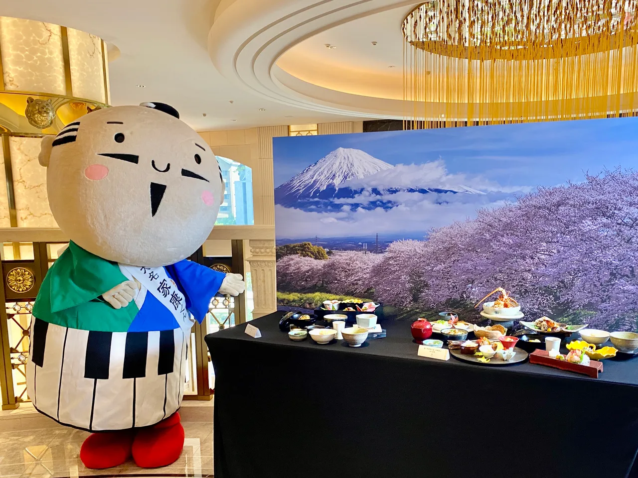 静冈县滨松市历史名人德川家康人偶到场应援。庄伟祺摄