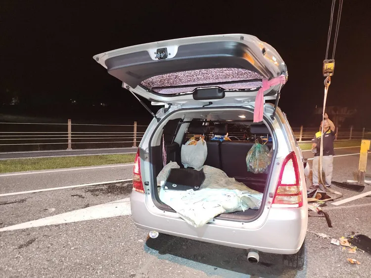 白色自小客車自撞分隔島翻覆後車體被扶正。民眾提供