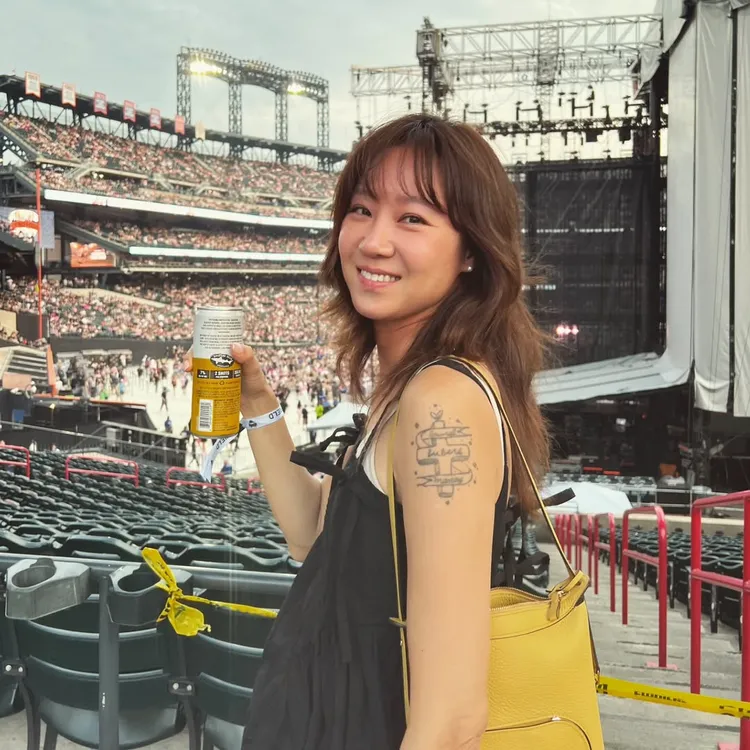 孔孝真此次的追星之旅換上黑色細肩帶背心搭配黃色的Delvaux Pin Twist手袋。翻攝孔孝真IG