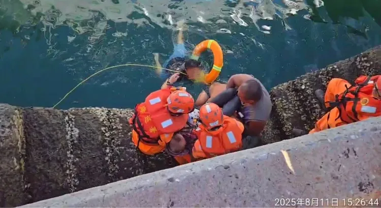 海巡人員下水救援。海巡署提供