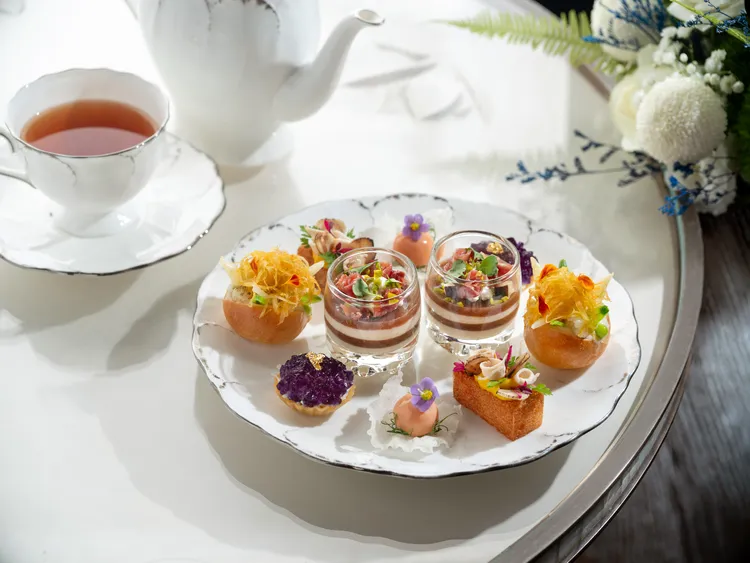 鹹點延續午後光影中透亮而純淨的感官語彙，文華Café主廚盧奕翔精選盛夏時令蔬材，巧妙融入海鮮甜美滋味，詮釋海洋與風土交織的夏日風味。台北文華東方酒店提供