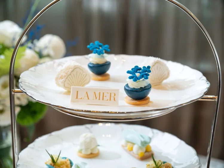 行政西點主廚趙崇曦以海洋意境為謬思創作，匠心雕琢絢麗珊瑚、純淨貝殼亦或柔美波紋的恬然姿態，輕拂以仲夏海風的柔暖香氣與甜美果韻，演繹閃爍著琉璃光澤般的藝術甜點盛宴。台北文華東方酒店提供