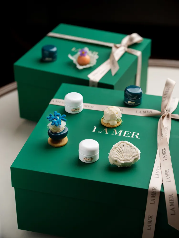 台北文華東方酒店行政西點主廚趙崇曦與文華Café主廚盧奕翔，以「La Mer海洋拉娜」品牌語彙中蘊含的海洋之美為靈感發想，將蔚藍如畫的純粹靜謐刻畫於味蕾流轉的悠然景緻。台北文華東方酒店提供