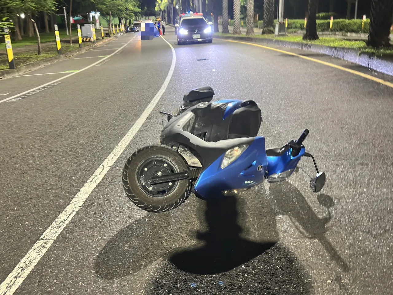 男子騎車失控自撞分隔島、路樹,機車還往前噴飛數十公尺。民眾提供