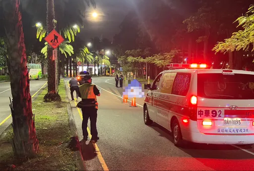高雄市暗夜驚魂! 失控撞分隔島、路樹噴飛 男騎士破頭慘死
