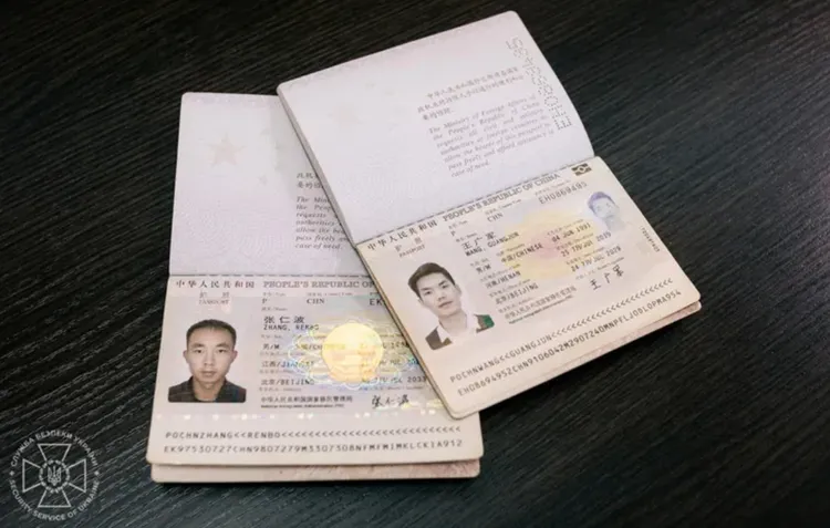 中國戰俘王廣軍（左）與張仁博的中國護照。翻攝X@trajaykay