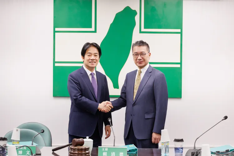 民進黨主席賴清德與甫接任民進黨秘書長的徐國勇。民進黨提供