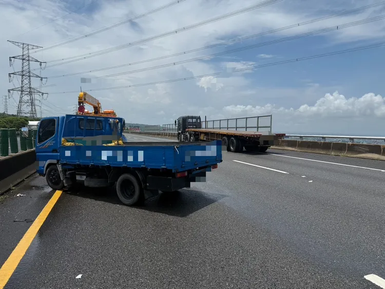 小貨車與聯結車發生碰撞。民眾提供