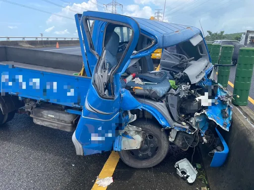 國3台中段小貨車撞聯結車「車頭全毀」 52歲駕駛一度命危