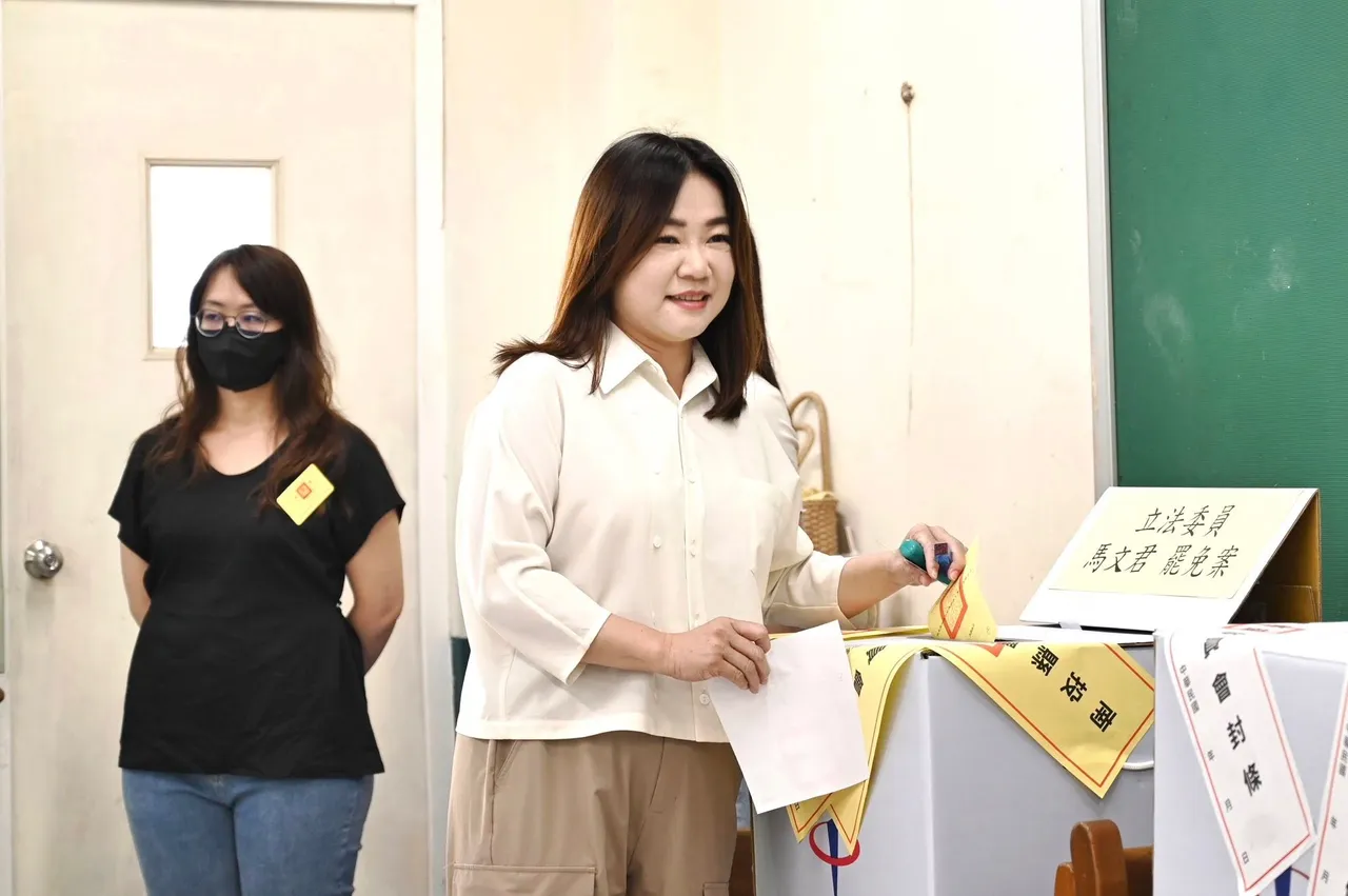 馬文君目前開票狀況,不同意罷免領先同意罷免。取自臉書