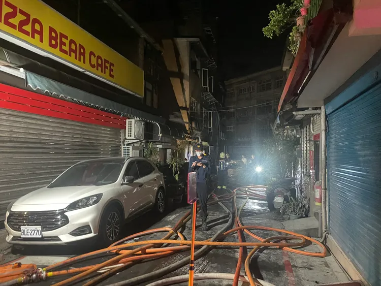 新北市新店區行政街火災，總計救出8名民眾送醫。