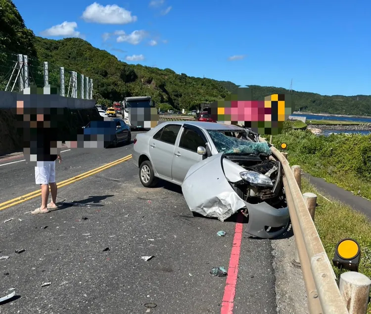 轎車逆向撞上砂石車後又反彈衝向護欄，導致車頭出現嚴重損毀。翻攝照片