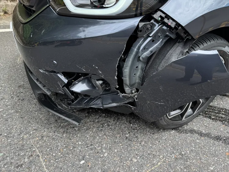 被撞汽車的左側保桿、葉子板、駕駛門板受損，內部的水箱也破裂，排檔被鎖死，只好請拖車拖吊。翻攝畫面