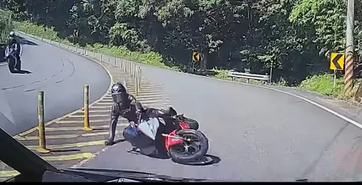 重機男北宜壓車失控滑撞對向車骨折 第一視角曝光!網酸:假日山道猴出沒