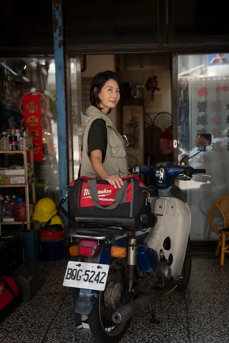 劇中接班水電行的丁寧終於被認可能獨立接案。公視台語台、華視提供