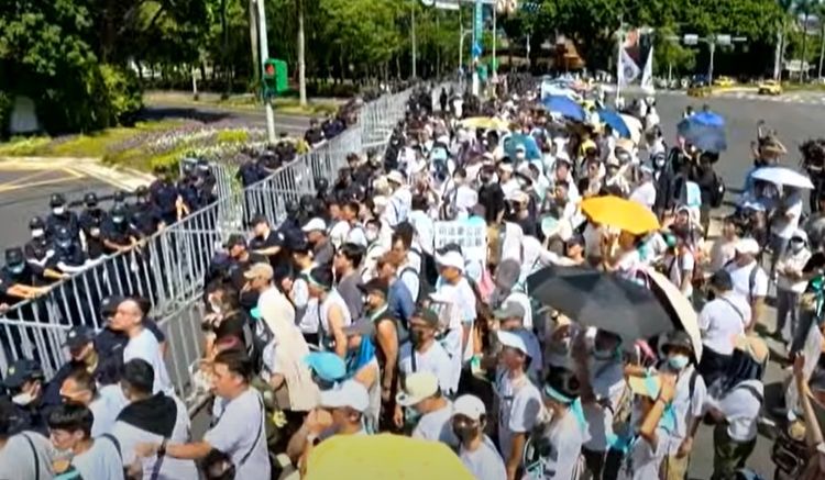 小草總統府官邸外「走讀」遭舉牌　持續與警對峙