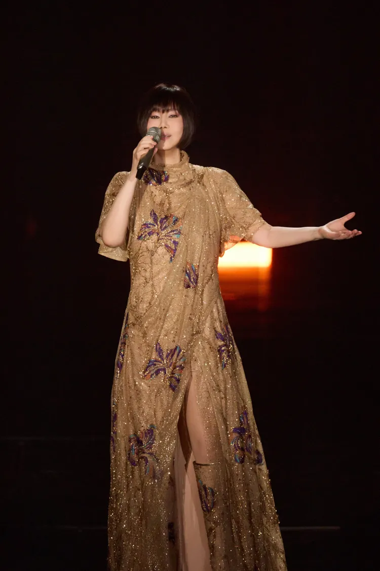 江蕙穿上夏姿王太親自為她訂製的戰袍，仙氣飄飄。寬宏藝術提供