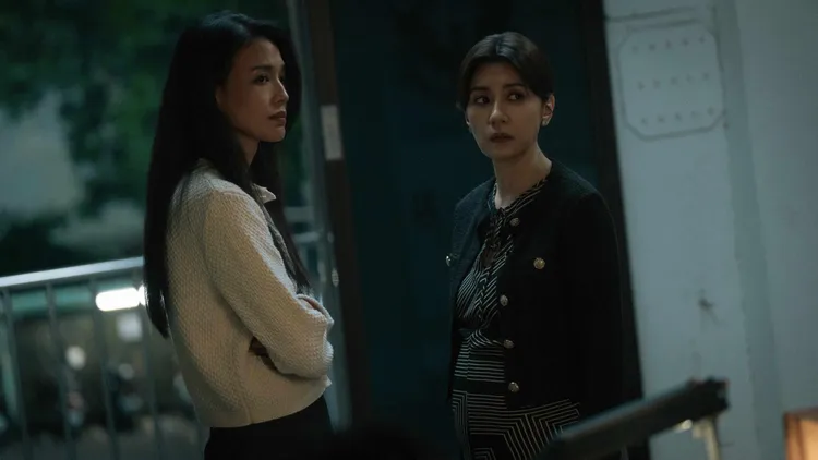 賈靜雯（右）突破母親形象遊走善惡邊緣 細膩展現理智與情感的掙扎。Netflix提供