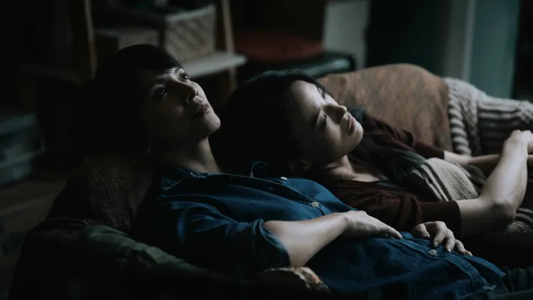 李心潔（左）內斂演技詮釋壓抑單親媽 不惜代價為愛女復仇。Netflix提供