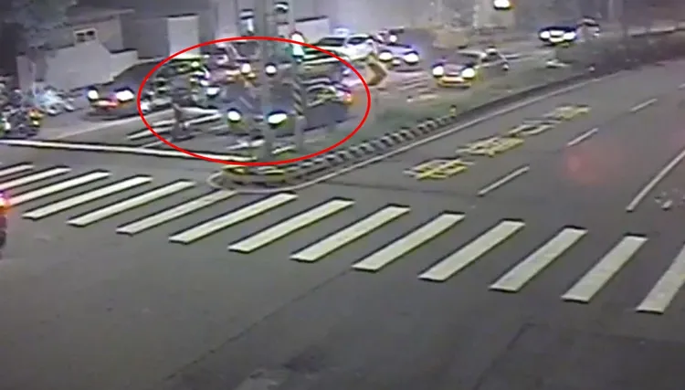 淡水警圍捕假車牌BMW。警方提供