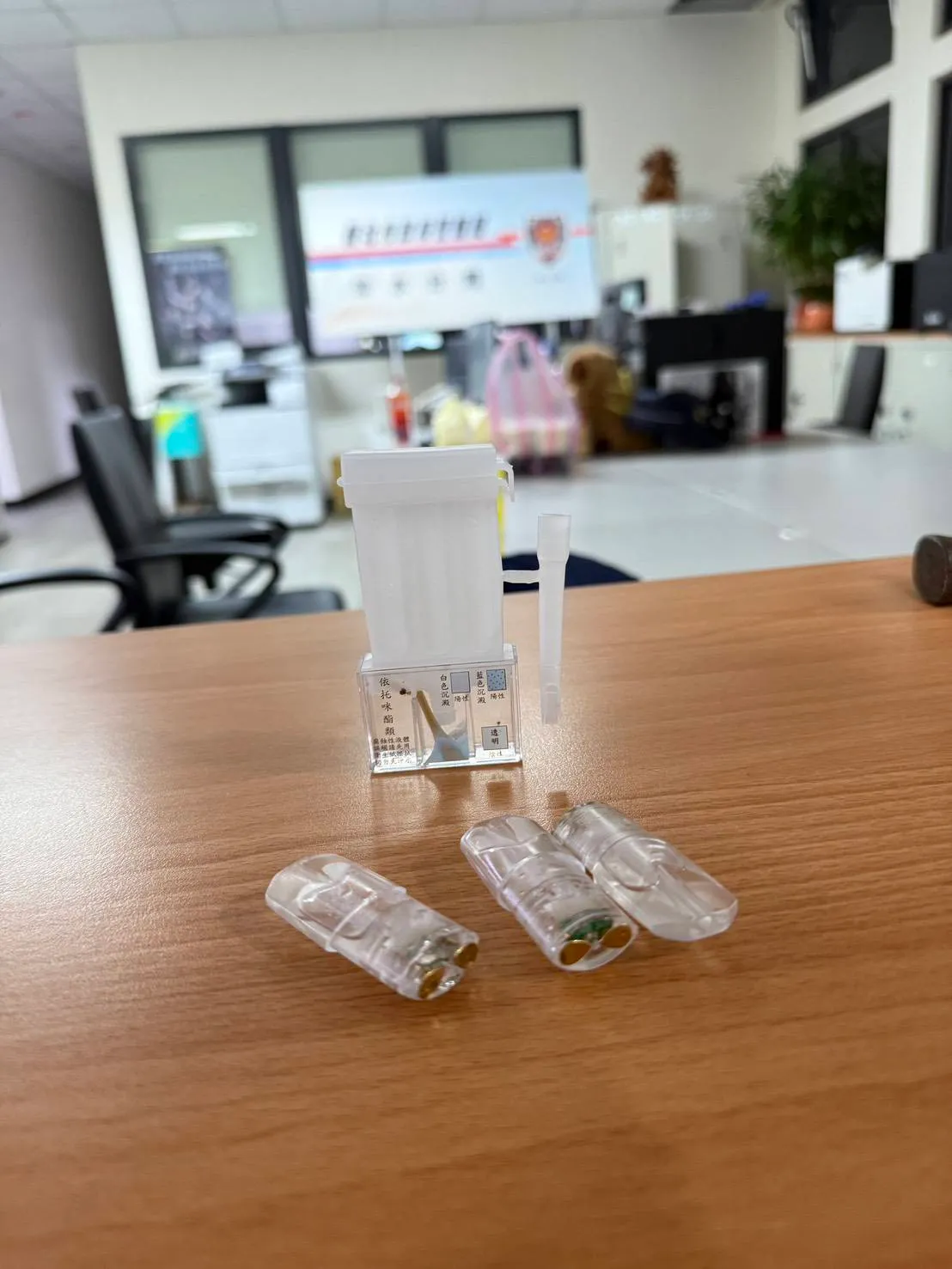 少女吸食丧尸烟毒。警方提供