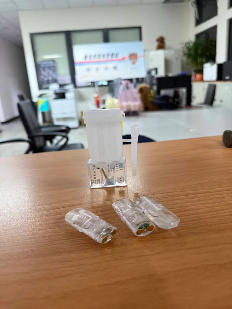 少女吸食喪屍煙毒。警方提供