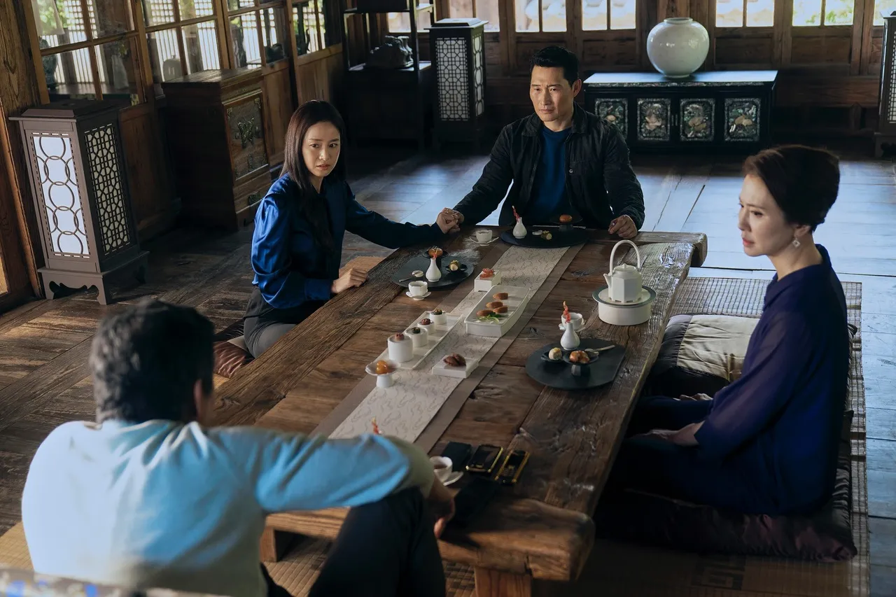 金泰希(左)剧照中紧握金大贤的手,表情凝重与李壹花、成东镒商讨事情。翻摄BOOM! Studios IG