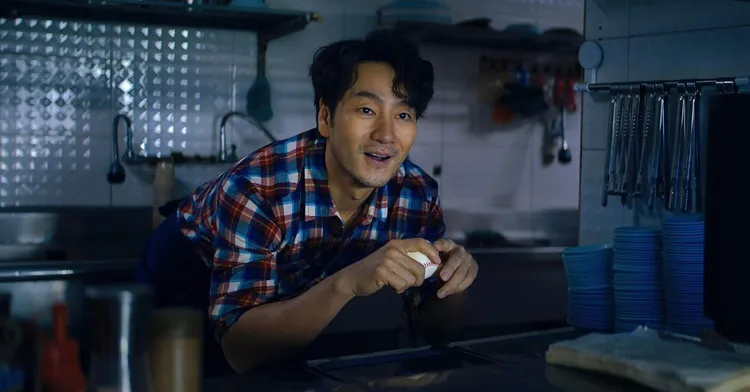 朴海秀預告中與金大賢擁抱問候，看似演出他的好友。翻攝BOOM! Studios IG