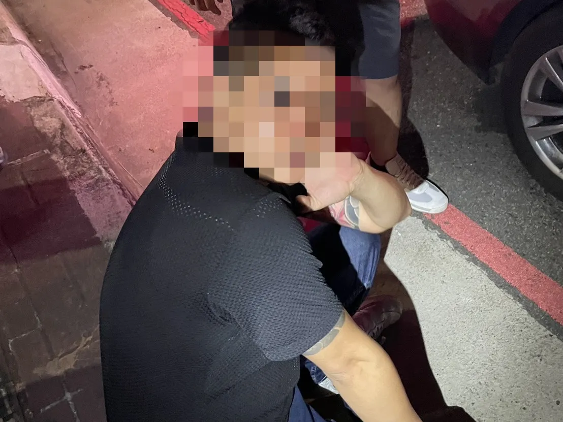 警方逮捕嫌犯。中坜警分局提供