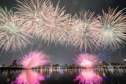 大稻埕烟火8/20加倍炸!600公尺金橘火花绽放夜空