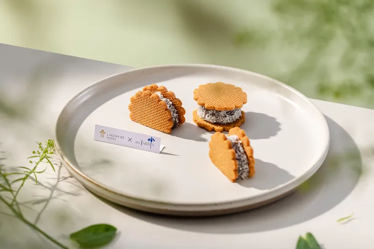 「黃甜椒榛果甘納許酥餅」，口感豐富且具驚喜感，是南洋蔬果與歐陸甜點的嶄新詮釋。煙波國際觀光集團提供