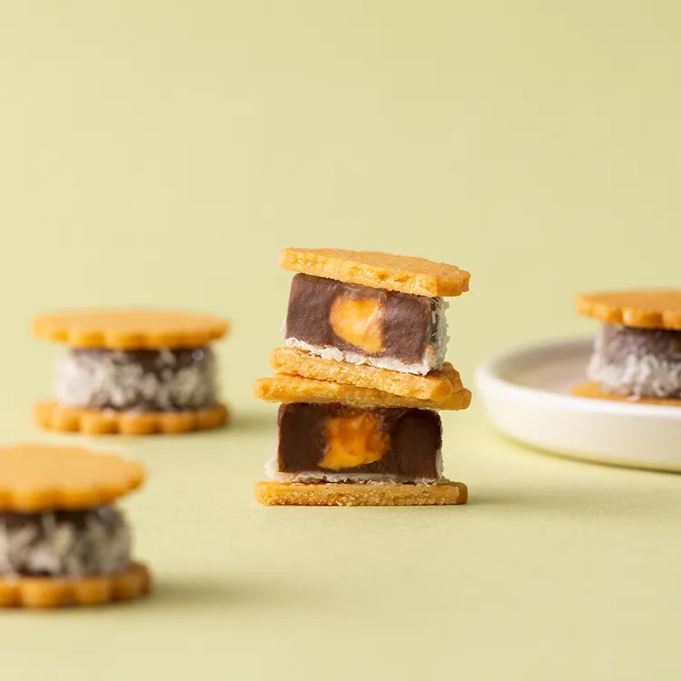 「黃甜椒榛果甘納許酥餅」，將榛果與甜椒融合於酥脆外皮與綿滑餡心之中。煙波國際觀光集團提供