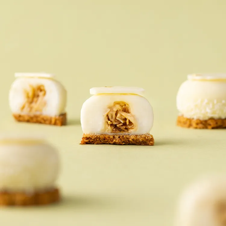 主廚史金福以濃郁椰糖餡包裹輕盈慕斯，底層餅體則結合台灣紅蔥油與鹽味奶酥，甜鹹交錯。煙波國際觀光集團提供