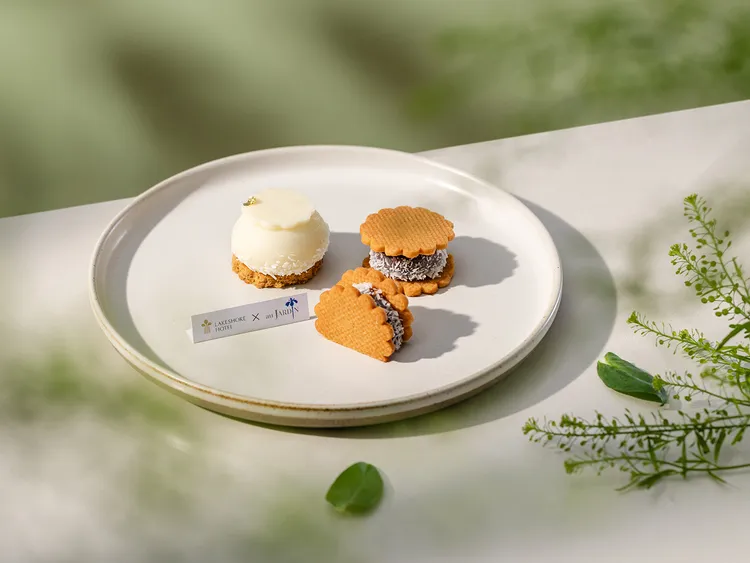 9/1至11/30於煙波湖濱館的莫內饗宴餐廳使用午或晚餐，即可享用這場融合東南亞風味與法式藝術的甜點盛宴。煙波國際觀光集團提供