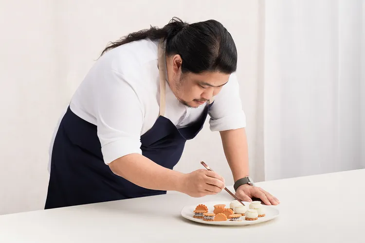 煙波國際觀光集團表示，此次合作由史金福主廚親自設計兩道限定甜點，打造兼具藝術美感與風味深度的秋日甜點體驗。煙波國際觀光集團提供