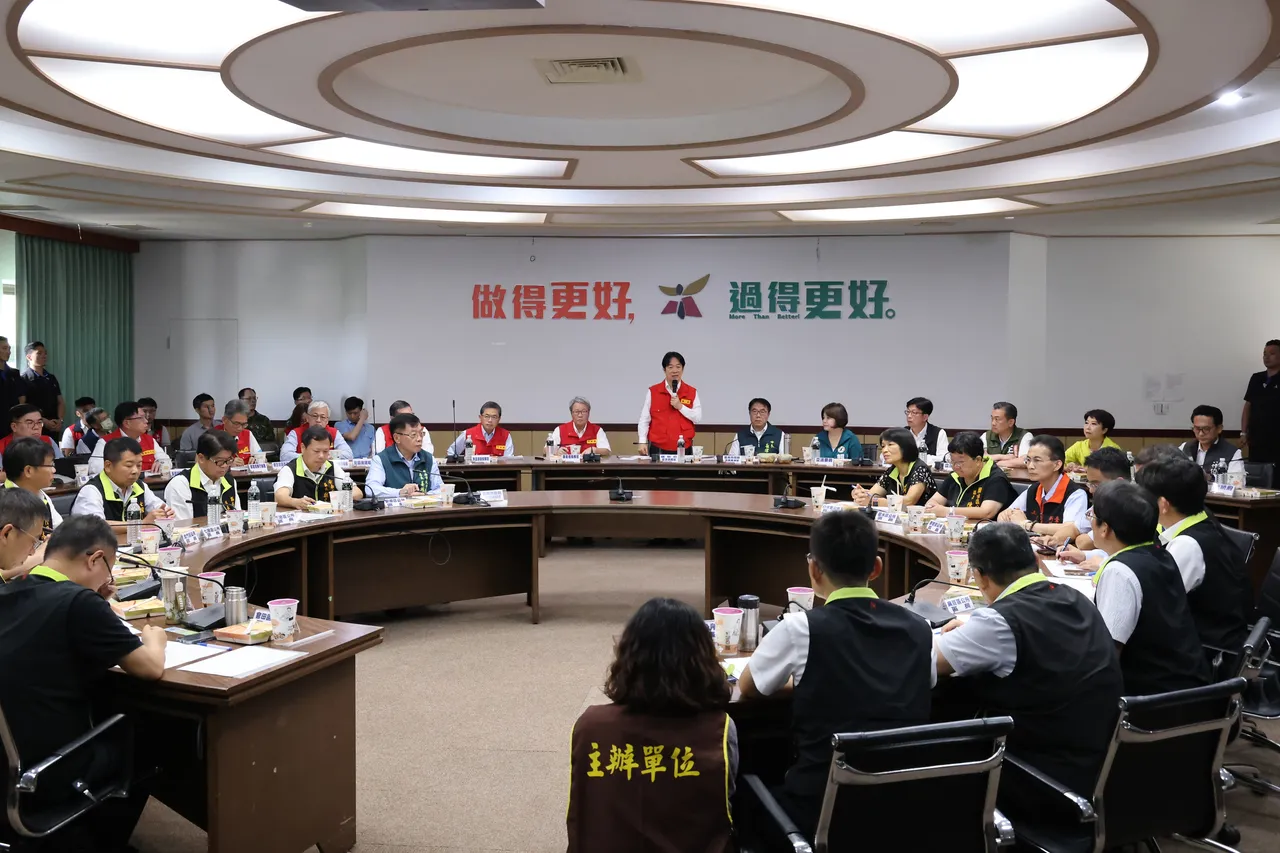 賴清德總統今天四度南下勘災,前往「雲嘉南災後復原前進指揮所」聽取重建進度簡報。南市府提供